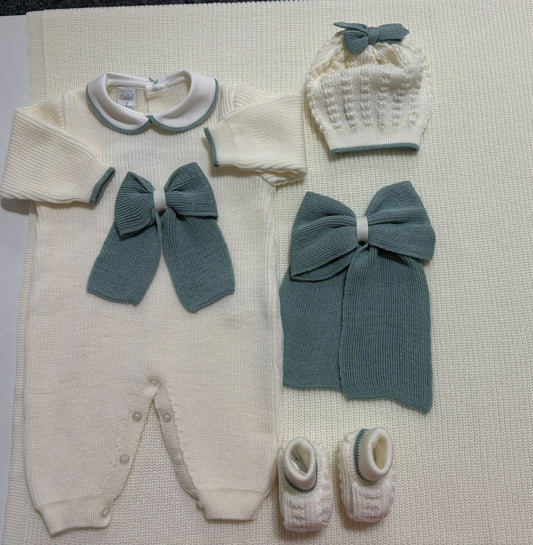 Coordinato nascita in pura lana colore panna con fiocco verde salvia composto da coperta, completo, scarpette e cappello