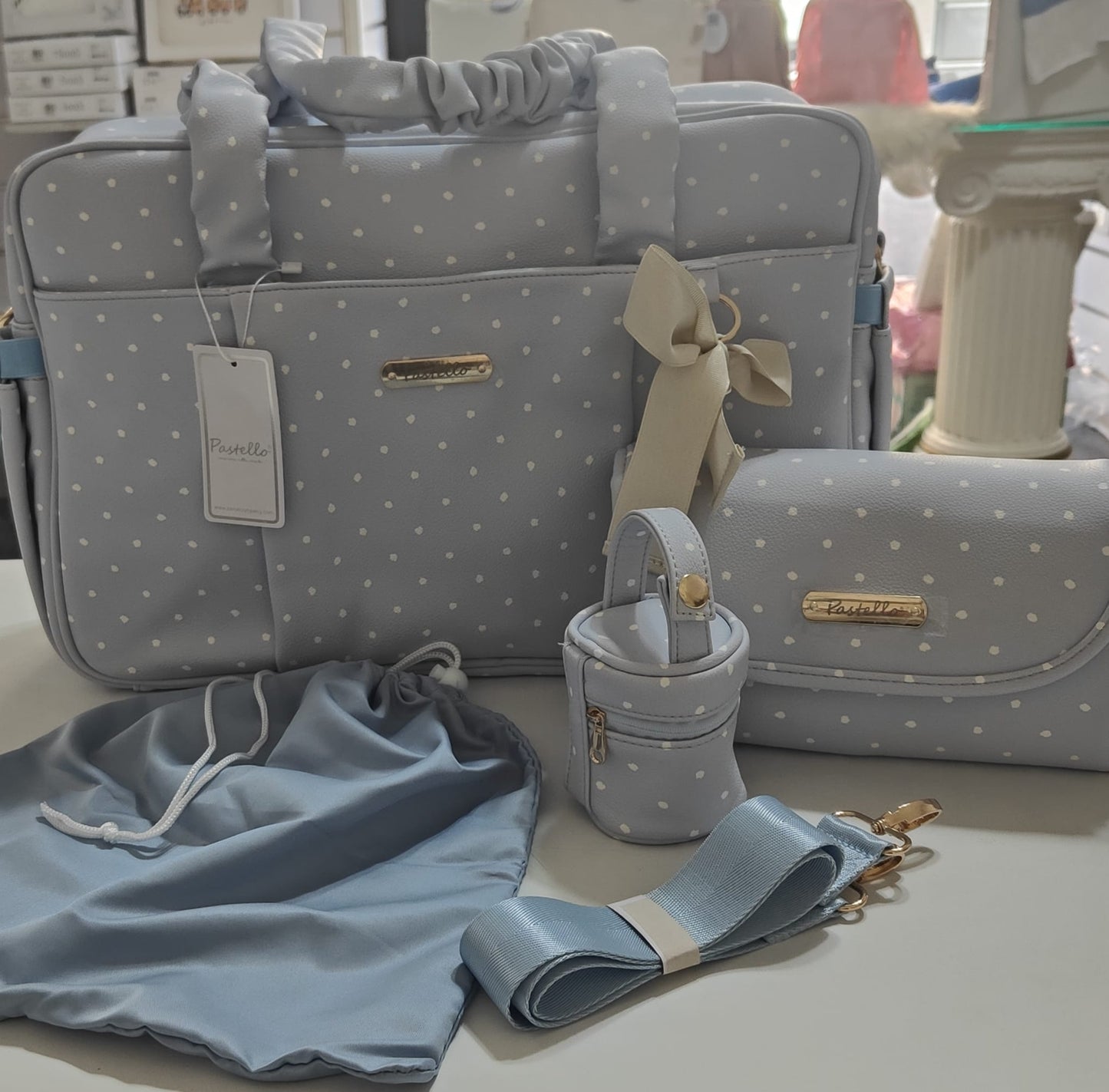 Borsone Pastello con accessori (fasciatoio-ganci passeggino-tracolla-porta ciuccio-sacca cambio) colore cielo a pois bianchi