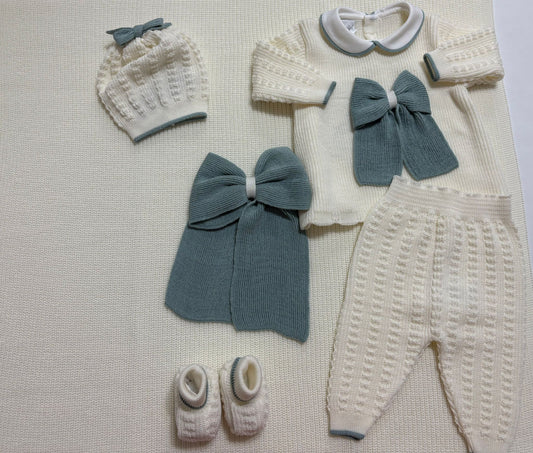 Coordinato nascita in pura lana colore panna con fiocco verde salvia composto da coperta, completo, scarpette e cappello