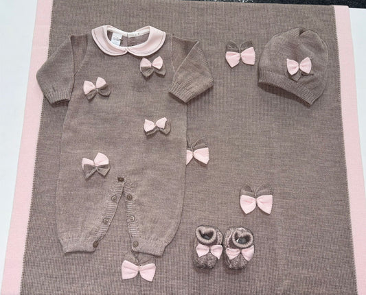 Stella: Coordinato nascita bimba in pura lana colore tortora e rosa, composto da copertina, tutina, scarpe e cappello