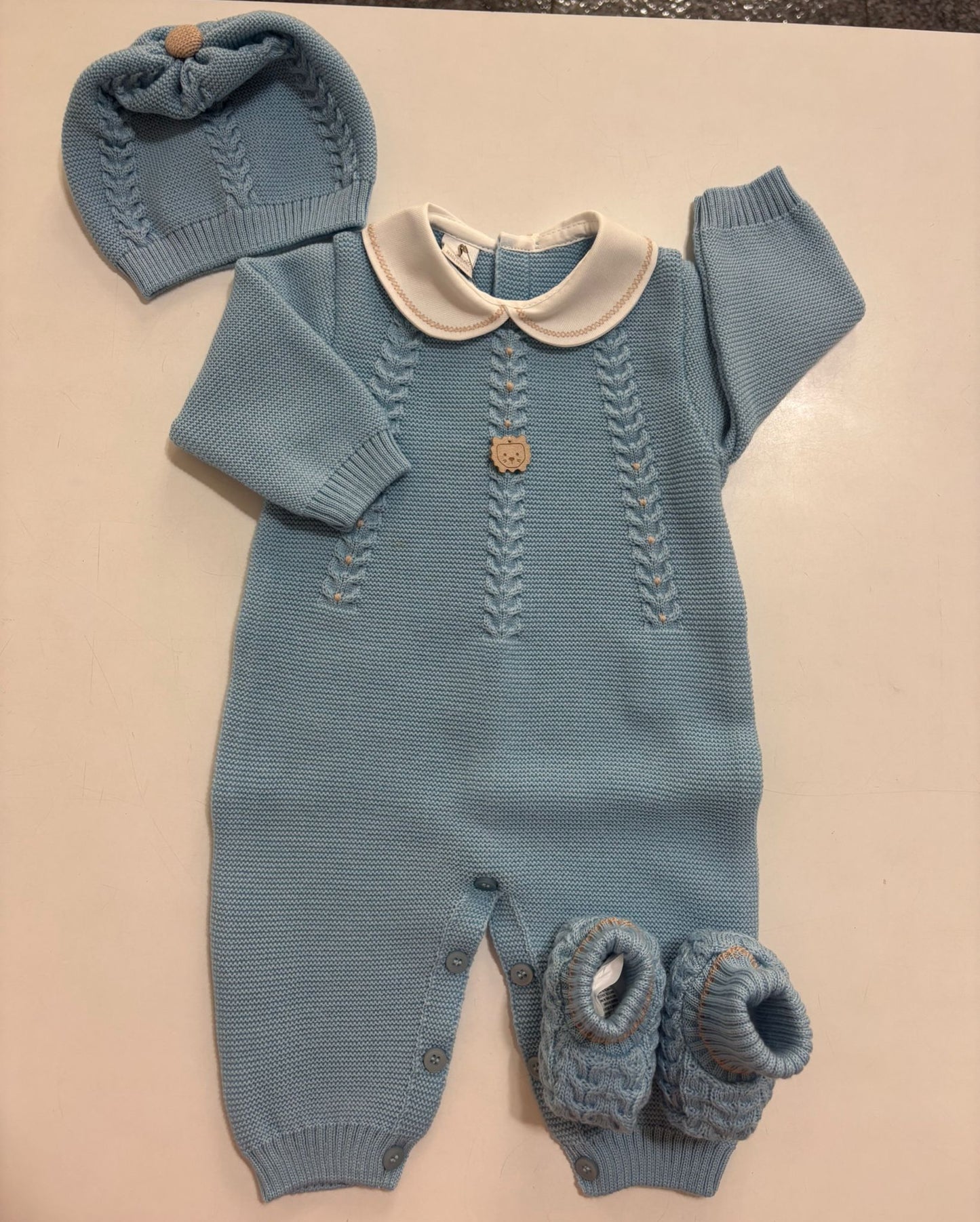 Tutina neonato in pura lana colore azzurro completa di cappello e scarpette