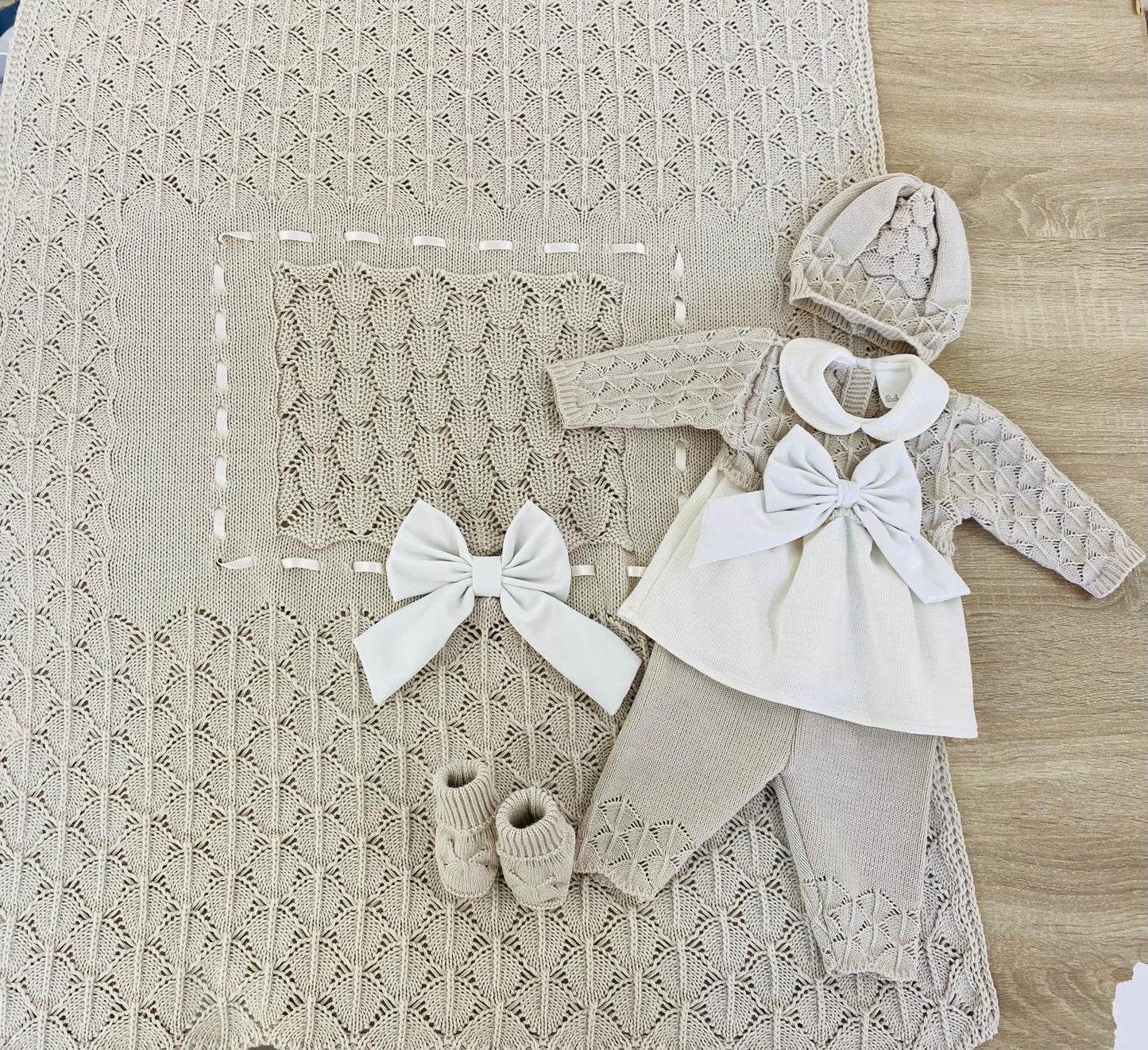 Set nascita Baby Chic in lana color avorio, composto da abitino, copertina, scarpette e cappello