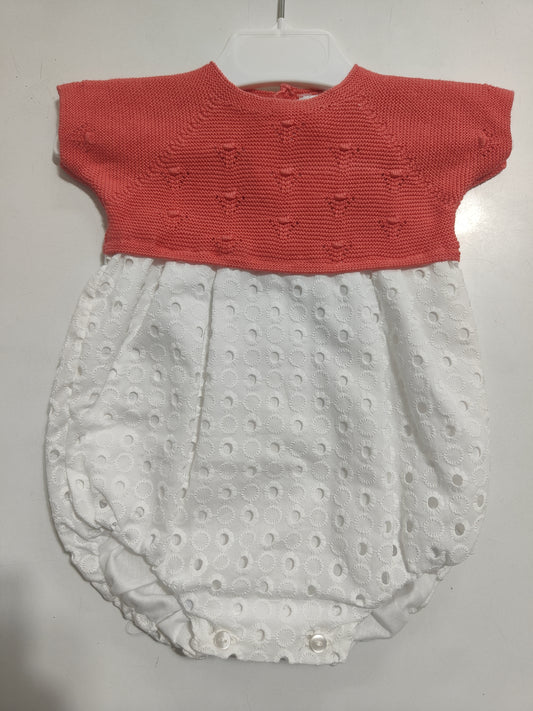 Pagliaccetto neonata in cotone e pizzo sangallo colore corallo e bianco