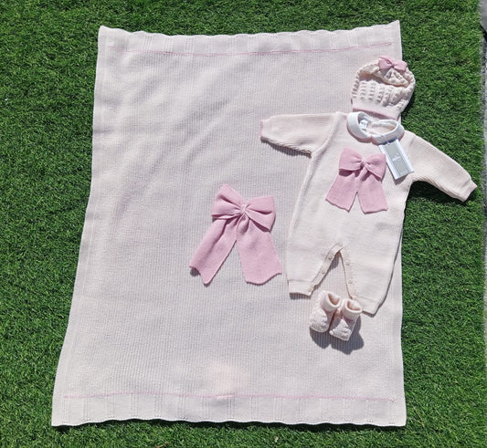 Coordinato nascita in pura lana colore rosa con fiocco marsala composto da coperta, completo, scarpette e cappello