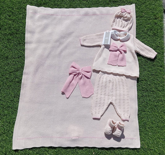 Coordinato nascita in pura lana colore rosa con fiocco marsala composto da coperta, completo, scarpette e cappello