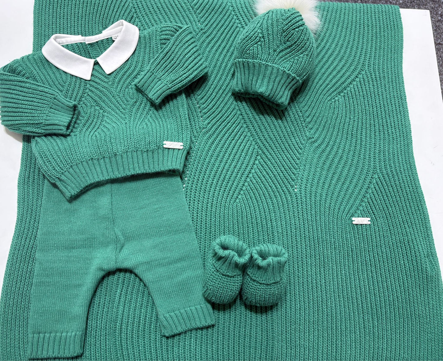 Set nascita Hophoplà, collezione autunno-inverno, tema Denny colore verde albero, composto da copertina, completino o tutina, cappello e scarpette