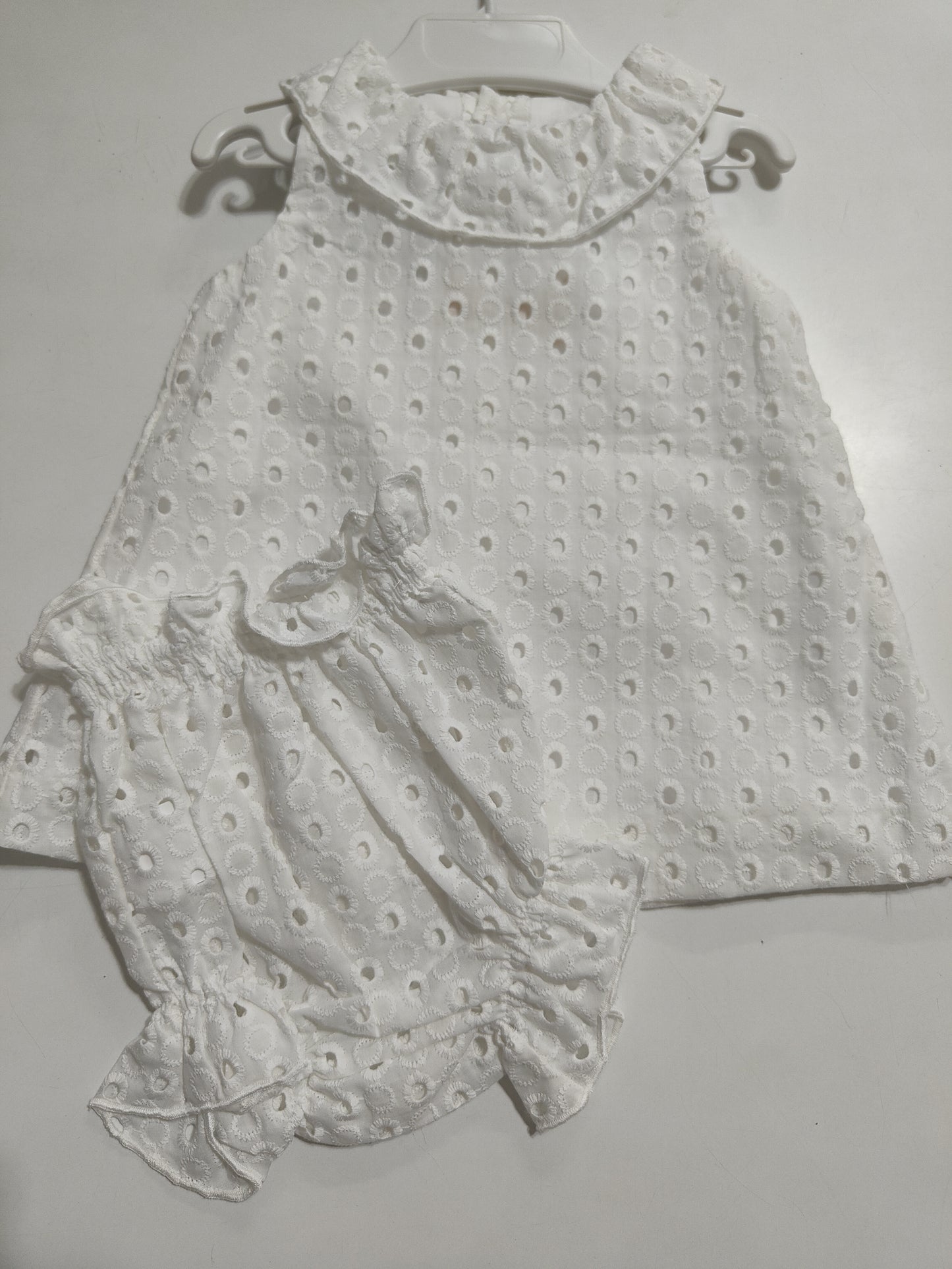 Vestinetta con coulotte in pizzo Sangallo bianco
