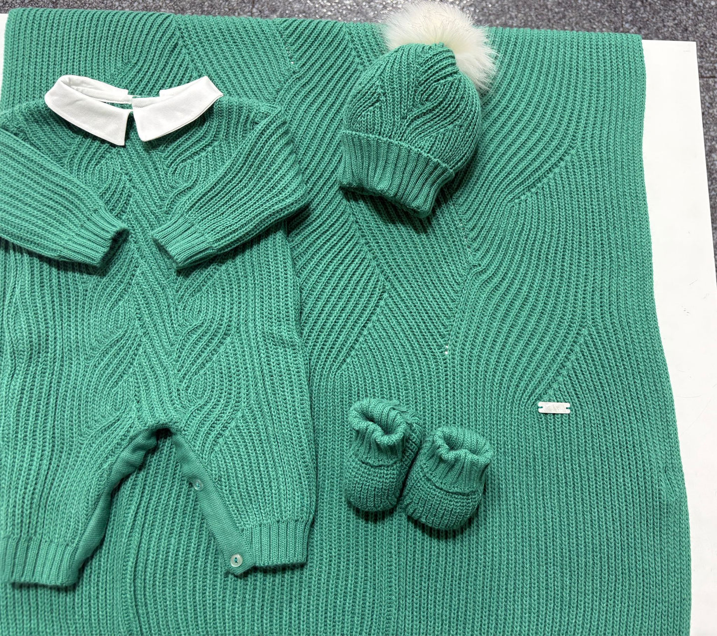 Set nascita Hophoplà, collezione autunno-inverno, tema Denny colore verde albero, composto da copertina, completino o tutina, cappello e scarpette