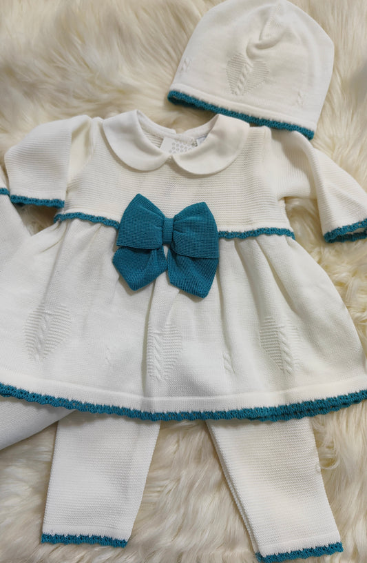 Coordinato nascita in misto lana, color panna con dettagli in verde acquamarina, composto da copertina, completino, cappello e scarpette