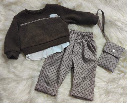 Completo maglioncino e pantalone bimbo in morbido tessuto, colore marrone e beige, con simpatico accessorio