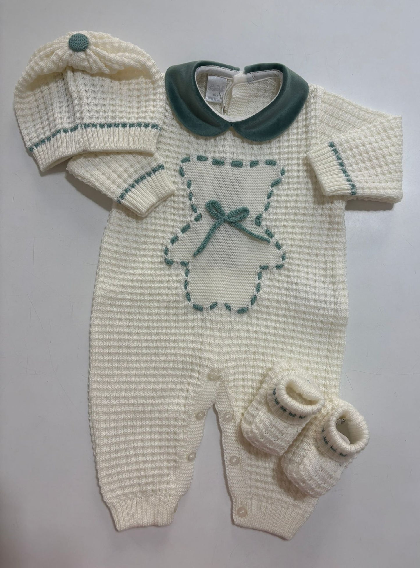 Tutina in pura lana con cappellino e scarpette, in un delicatissimo colore panna con riporti in verde salvia